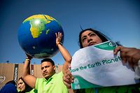 10.11.2022, Ägypten, Scharm el Scheich: Demonstranten halten eine Weltkugel hoch und rufen Slogans während einer Demonstration der ägyptischen Allianz der zivilen Kräfte für den Klimawandel am Rande
der UN-Weltklimakonferenz COP27. Foto: Gehad Hamdy/dpa +++ dpa-Bildfunk +++