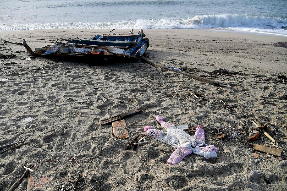 Auch Tage nach dem Bootsunglück in Süditalien finden die Rettungsmannschaften weiterhin Leichen von Migranten und Flüchtlingen im Wasser und am Strand.