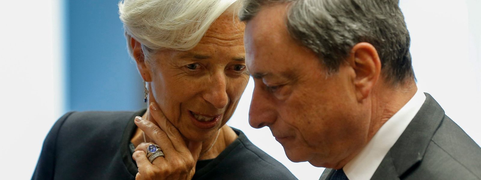 Christine Lagarde, die Direktorin des Internationalen Währungsfonds, und Mario Draghi, Präsident der Europäischen Zentralbank (EZB), unterhalten sich zu Beginn des Treffens der Finanzminister der Eurogruppe.