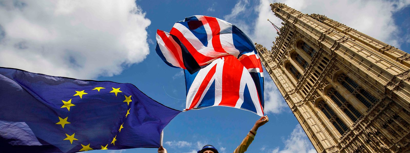 Vor dem Parlamentsgebäude machten am Montag pro-europäische Demonstranten ihrem Ärger Luft.