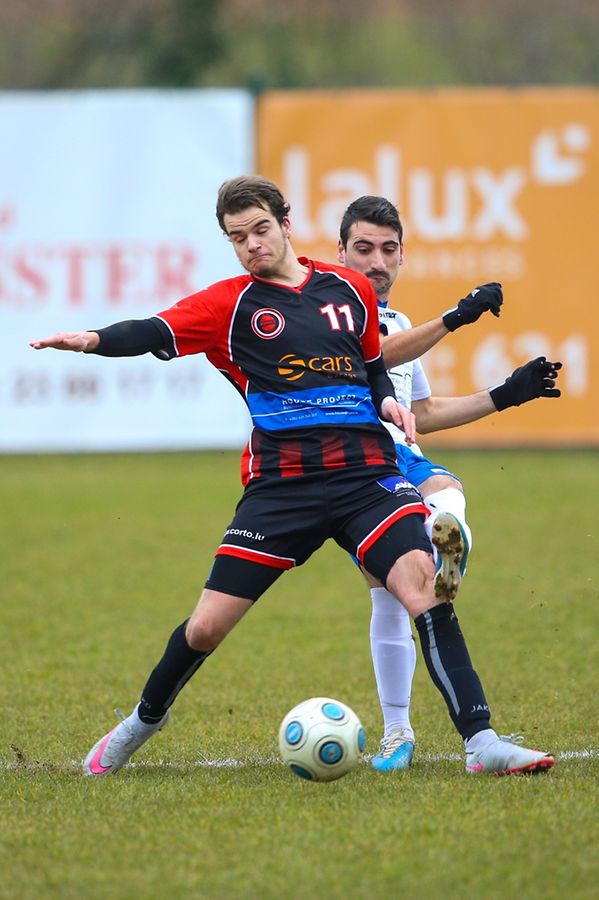 Red Boys Aspelt - AS Luxembourg-Porto 0-1: Anthony Mira à la lutte avec Carlos Mendes. 