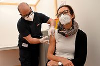 25.11.2021, Bayern, Rosenheim: Eine Frau lässt sich im Impfzentrum, das in einem Zelt auf dem Loretowiese untergebracht ist, impfen. Foto: Peter Kneffel/dpa +++ dpa-Bildfunk +++