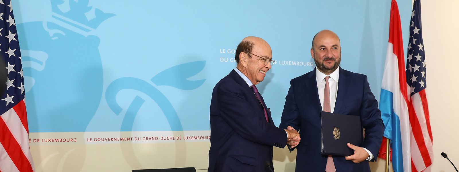 Handschlag: US-Handelsminister Wilbur Ross (l.) und Wirtschaftsminister Etienne Schneider nach der Unterzeichnung. 