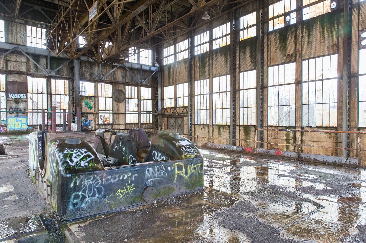 Die Hallen waren etwa vierzig Jahre lang der Witterung und, wie man sieht, auch einigen Schmierfinken ausgesetzt.