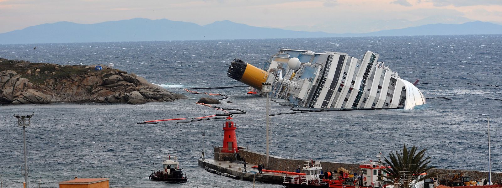 Nachdem die "Costa Concordia" am 13. Januar 2012 einen Felsen vor der italienischen Insel Giglio gerammt hatte, wurde das aufgelaufene Wrack zu einer Touristenattraktion.