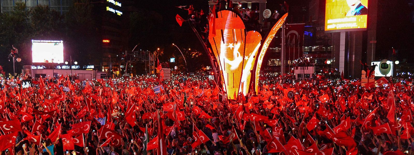 Tausende Demonstranten auf den Straßen von Ankara.