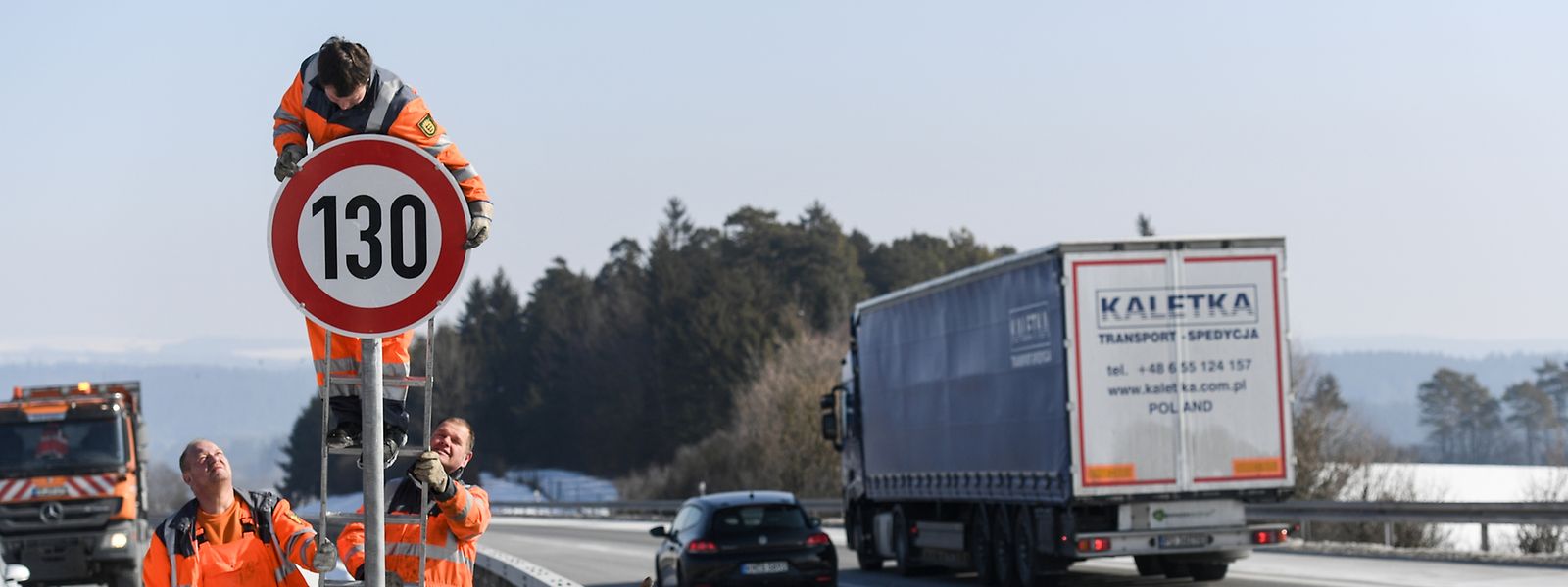 Bereits jetzt gilt an vielen Autobahn-Abschnitten in Deutschland ein Tempolimit. Eine generelle Geschwindigkeitsbeschränkung lehnten die Parlamentarier aber ab.