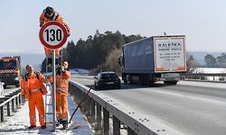 ARCHIV - 02.03.2018, Baden-Württemberg, Engen: Straßenwärter montieren an der Autobahn A81 am Hegaublick ein Schild mit der Aufschrift «130». Für mehr Klimaschutz im Verkehr spricht eine Regierungskommission über Vorschläge wie Tempolimits auf Autobahnen, höhere Dieselsteuern und eine Quote für Elektroautos. (zu dpa «Regierungskommission spricht über Tempolimit - noch keine Festlegung» vom 18.01.2019) Foto: Patrick Seeger/dpa +++ dpa-Bildfunk +++