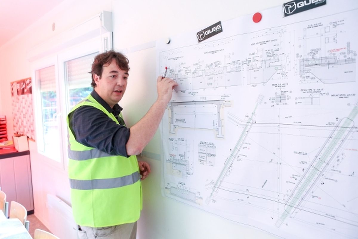 Gilles Tarducci, der zuständige Beamte bei der Straßenbauverwaltung, gibt Erklärungen. 