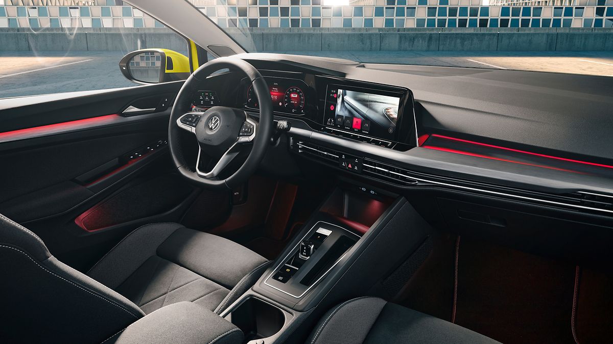 Beim Golf VIII setzt VW auf digitale Anzeigen und Touchflächen statt Schaltern.