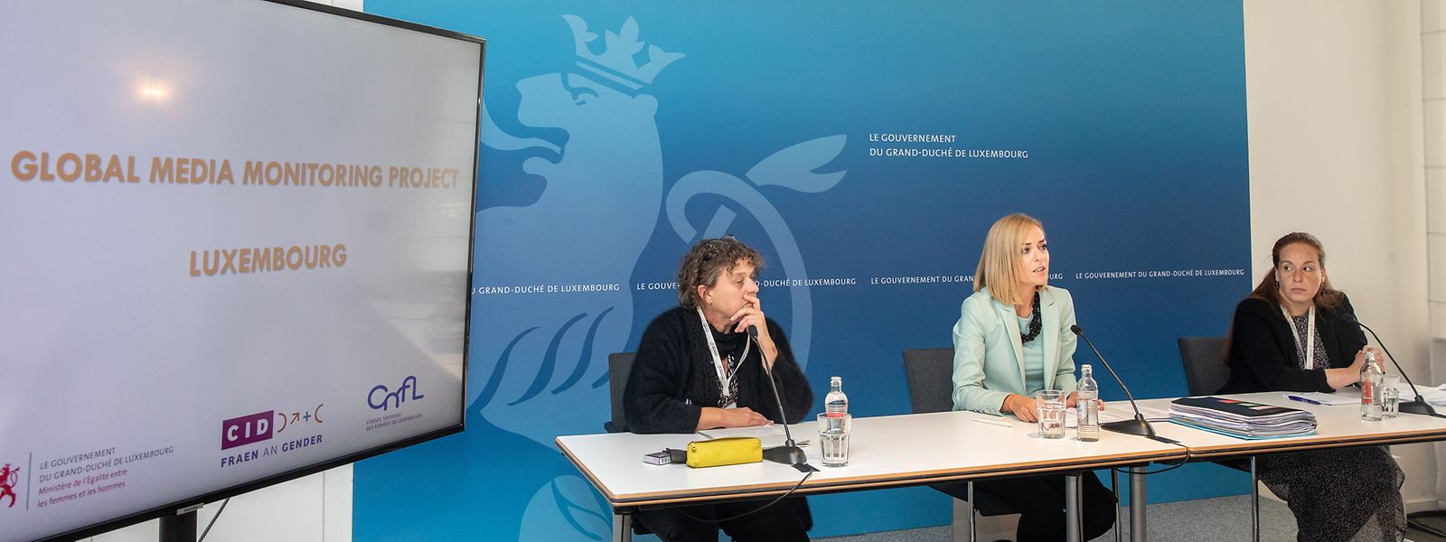 Gleichstellungsministerin Taina Bofferding (M.) stellte mit Anik Raskin vom Nationalen Frauenrat (l.) die Analyse vor.