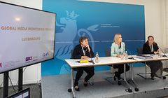 Gleichstellungsministerin Taina Bofferding (M.) stellte mit Anik Raskin vom Nationalen Frauenrat (l.) die Analyse vor.