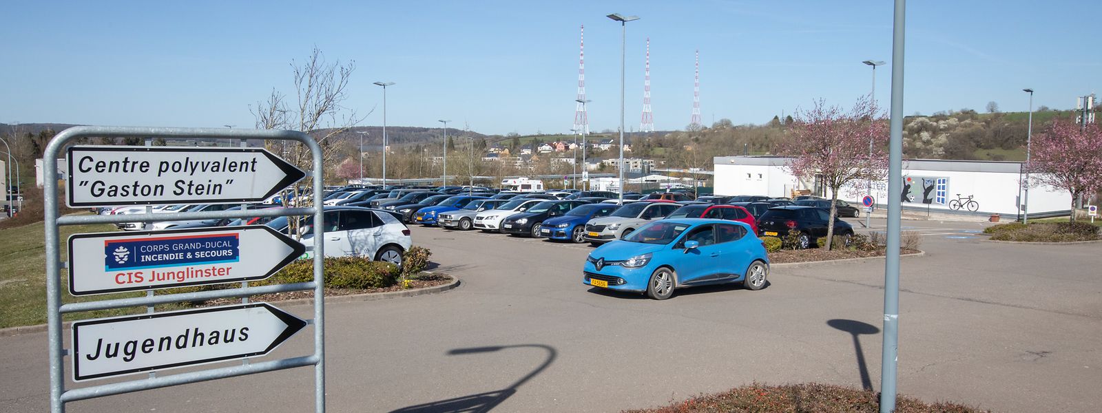 Das medizinische Zentrum soll auf der linken Seite des Parkplatzes entstehen.