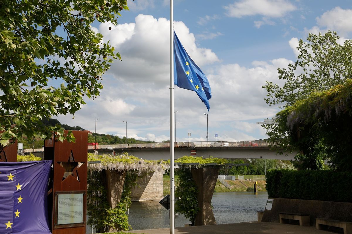 Un drapeau européen en berne dans le village frontalier luxembourgeois de Schengen, homonyme de l'accord de Schengen, après la fermeture de la frontière par l'Allemagne en 2020.