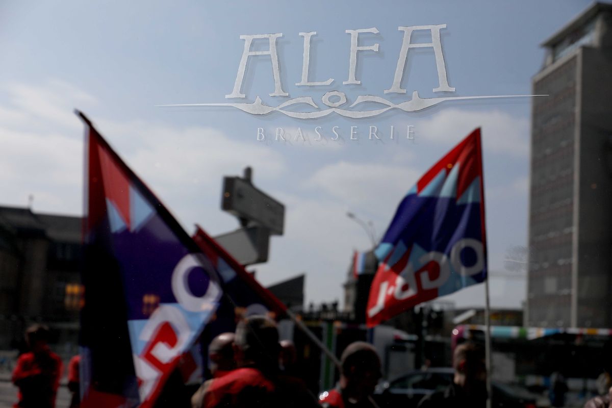 Kämpfen für ihre Jobs: Die Mitarbeiter des Alfa Hotels versammelten sich am Freitag vor dem Traditionshotel. 