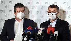 17.04.2021, Tschechien, Prag: Andrej Babis (r), Ministerpräsident von Tschechien, und Jan Hamacek, Innenminister von Tschechien, sprechen bei einer außerordentlichen Pressekonferenz im Außenministerium. Tschechien wirft Russland vor, in die Explosion eines Munitionslagers im Jahr 2014 verwickelt gewesen zu sein. Als Reaktion darauf weise man 18 russische Botschaftsmitarbeiter aus, die eindeutig als Mitarbeiter der Geheimdienste SWR und GRU identifiziert worden seien, sagte Innenminister Jan Hamacek am Samstag in Prag. Sie müssten innerhalb von 48 Stunden das Land verlassen. Hamacek leitet kommissarisch auch das Außenministerium. (zu dpa: «Prag weist wegen Explosion 18 russische Botschaftsmitarbeiter aus») Foto: Øíhová Michaela/CTK/dpa +++ dpa-Bildfunk +++