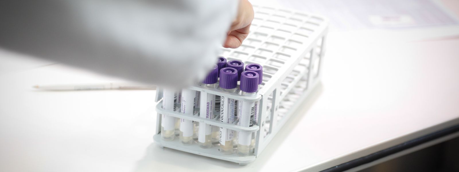 Dès l'automne, des tests sanguins seront également proposés. Ils permettront de savoir si une personne a déjà été en contact avec le virus.