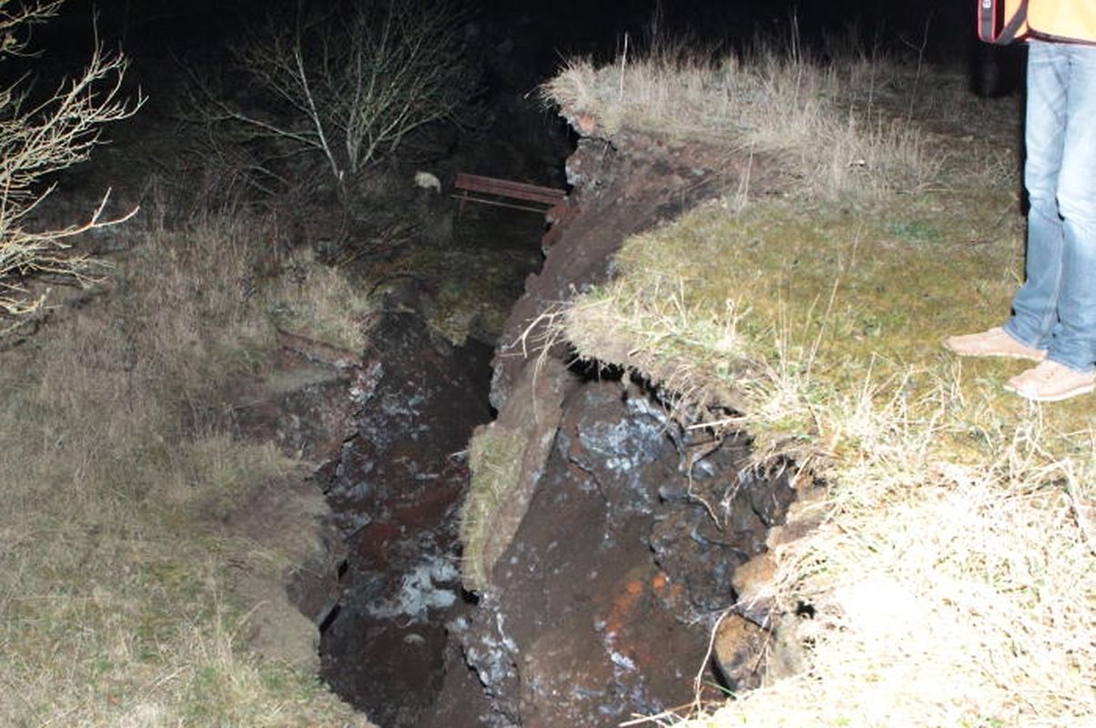 Teilweise klaffen meterhohe Risse im Abhang.