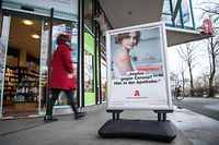 Anúncio publicitário sobre a possibilidade da vacinação contra a covid-19 numa farmácia, em Berlim. 