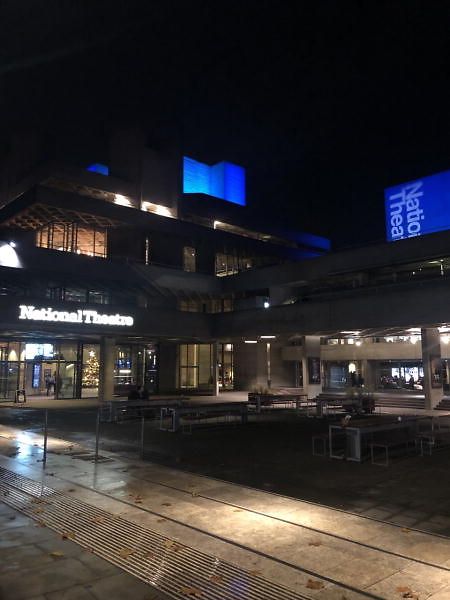 Das National Theater London macht aus aktuellen Not eine Tugend.
