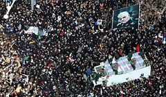 HANDOUT - 06.01.2020, Iran, Teheran: Die Särge des iranischen Generals Ghassem Soleimani und des stellvertretenden Leiters der überwiegend schiitisch-muslimischen Einheiten (PMF), Abu Mahdi al-Mohandes, sowie anderer Getöteter werden auf einem LKW durch einen Trauerzug gefahren. Die USA hatten den ranghohen General bei einem Drohnenangriff am 03.01.2020 nahe dem Flughafen der irakischen Hauptstadt Bagdad getötet. Foto: -/Office of the Iranian Supreme Leader/dpa - ACHTUNG: Nur zur redaktionellen Verwendung im Zusammenhang mit der aktuellen Berichterstattung und nur mit vollständiger Nennung des vorstehenden Credits +++ dpa-Bildfunk +++