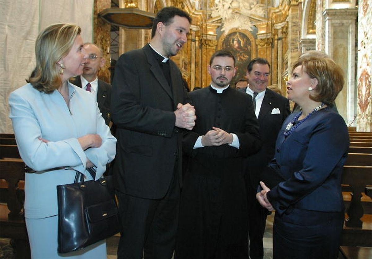 En 2003, Paul Galles accueille en l'église San Luigi dei Francesi, en plein coeur de Rome, la Grande Duchesse et Lydie Polfer lors d'une visite d'Etat. 