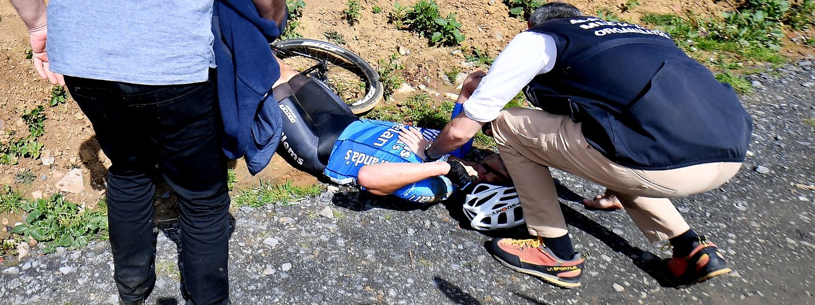 Der belgische Radprofi Michael Goolaerts brach bei Paris-Roubaix zusammen.