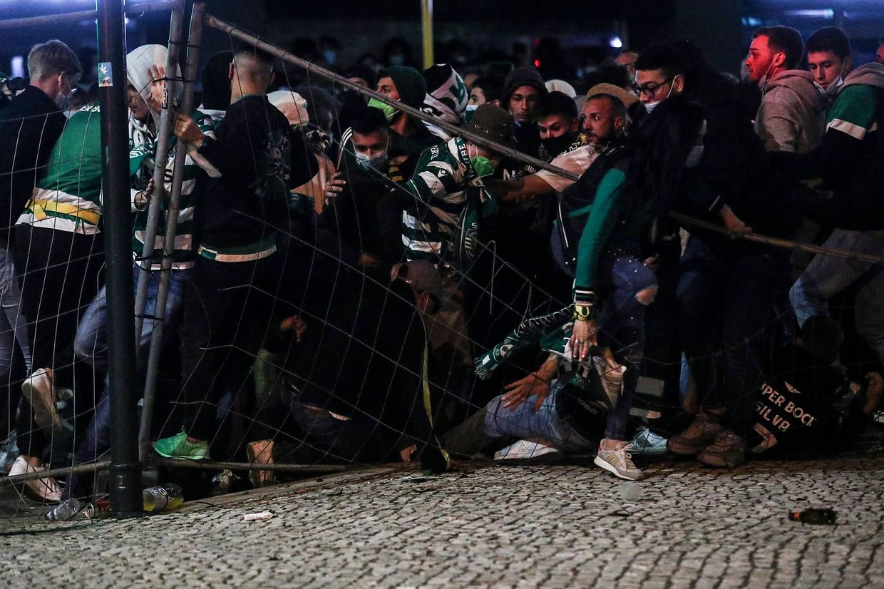 Festejos e confrontos entre adeptos e polícia na noite em que o Sporting voltou a conquistar o campeonato nacional, 19 depois.