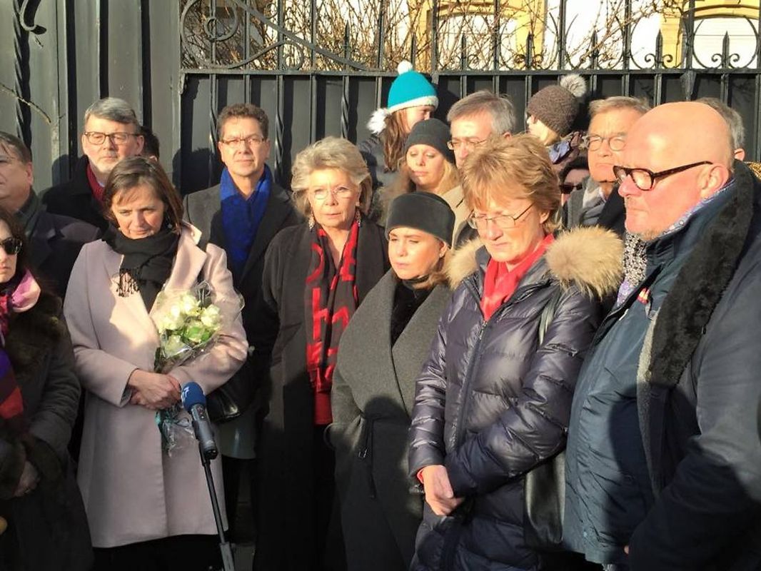 Rassemblement sur la place de la Constitution à Luxembourg-ville en hommage aux victimes des 17 personnes tuées cette semaine par trois jihadistes français.