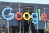 ARCHIV - 08.05.2018, USA, Mountain View: Das Logo von Google an der Fassade des Hauptsitzes des Mutterkonzerns Alphabet.(zu dpa "Google geht in Berufung gegen französische Datenschutz-Strafe") Foto: Christoph Dernbach/dpa +++ dpa-Bildfunk +++