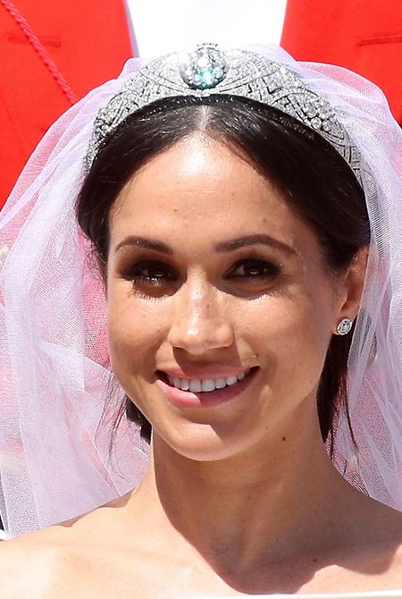 Strahlend im Sonnenlicht: Nicht nur die Braut, sondern insbesondere auch ihr Diadem sorgte für Gesprächsstoff.