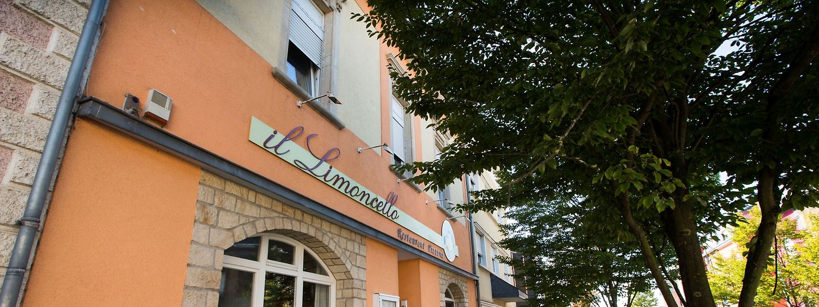 Tatort Restaurant: Die Betreiberin und die Angestellten des „Il Limoncello“ haben auch heute noch mit den Folgen des brutalen Überfalls zu kämpfen. Im Prozess zeigte der Angeklagte kaum Mitgefühl.