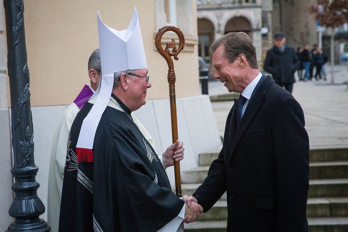 Erzbischof Jean-Claude Hollerich empfängt Großherzog Henri an der Kirchenpforte.