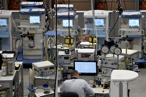 ARCHIV - 17.01.2017, Schleswig-Holstein, Lübeck: Blick in eine Produktionshalle der "Zukunftsfabrik" der Drägerwerk AG. Dräger stellt am 07.03.2019 die Geschäftszahlen für 2018 vor. (zu dpa-Listicle: Forschen und liefern am Limit - Gesundheitsfirmen im Corona-Kampf) Foto: Carsten Rehder/dpa +++ dpa-Bildfunk +++