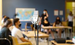 Wer traut sich ans Mikro? Bei der Aufnahme des Hip-Hop-Songs bringen sich die zehn Schüler mit ihren jeweiligen Talenten ein.