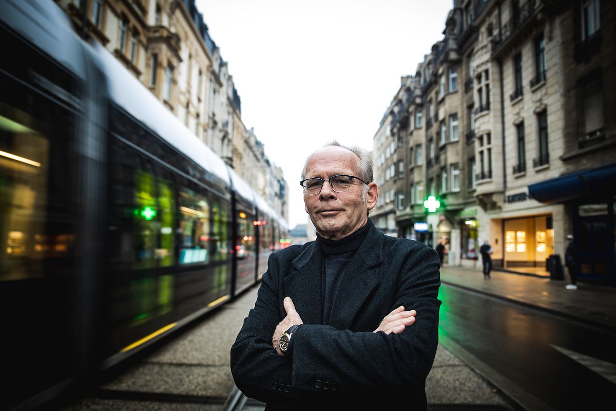 Hans Fellner, historiador de arte, organiza passeios sensoriais pelo bairro da Gare.