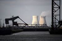 (FILES) This file photo taken on January 17, 2018, shows the Doel nuclear plant in the Port of Antwerp. - The Belgian government must decide this month on the question of a total withdrawal from nuclear power in 2025, in the midst of soaring energy prices, a prospect that is dividing the ruling coalition and sparking heated debates on ways to decarbonize the economy. (Photo by EMMANUEL DUNAND / AFP)
