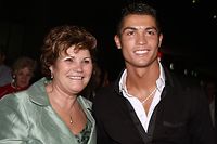 Ronaldo e mãe, Dolores Aveiro, em 2008. 