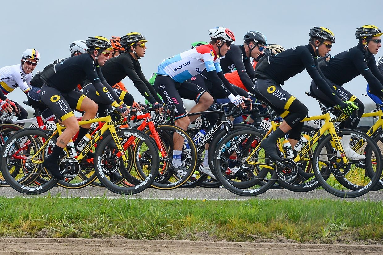Das Fahrerfeld mit Bob Jungels (Quick-Step).