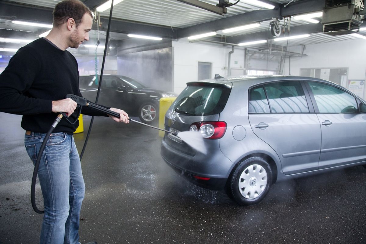 Wer sein Auto mit dem Hochdruckreiniger säubert, darf nicht zu nah ans Blech.