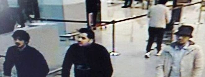 Três dos autores dos atentados de Bruxelas, captados pelas câmaras de segurança do aeroporto de Zaventem, minutos antes das duas primeiras explosões