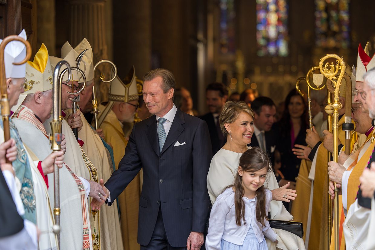 Das großherzogliche Paar mit Enkelin Amalia begrüßt die kirchlichen Würdenträger.
