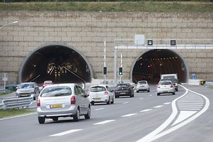 Dans un premier temps, la vitesse a volontairement été limitée à 90 km/h sur tout le nouveau tronçon de l'A7. A terme, la limitation sera refixée à 130 km/h, excepté dans les tunnels.