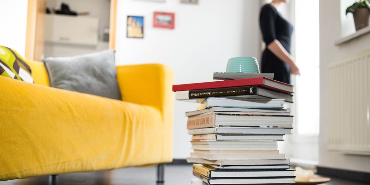 Ein Stapel größerer Bücher und Bildbände kann als Beistelltisch dienen.