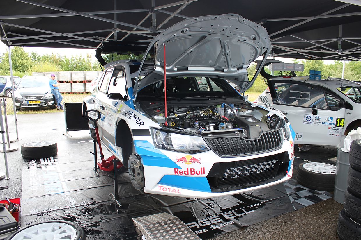 A preparação do Skoda R5 antes da prova.