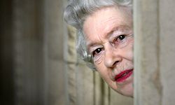 ARCHIV - 30.03.2004, Großbritannien, London: Die britische Königin Elisabeth II. schaut während eines Besuchs der Royal Albert Hall um eine Ecke. Die britische Königin Elizabeth II. ist am 08.09.2022 im Alter von 96 Jahren gestorben. Der Sarg mit der Königin wird vier Tage lang im Palace of Westminster (Parlament) aufgebahrt. Für den 19. September ist ein Staatsakt in der Westminster Abbey mit rund 2000 Gästen und die Beerdigung in Windsor Castle bei London geplant. Foto: PA Wire/dpa +++ dpa-Bildfunk +++