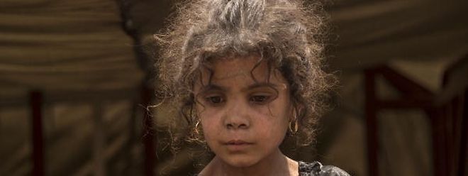 Une jeune fille fuit le groupe État islamique à Mossoul.