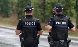 Polizisten beobachten die Fans von Willem II die vor einem Café unterhalb des Stadions feiern / 16.09.2020 Fussball Europa Qualifikation, 2. Runde, Saison 2020-2021 / 16.09.2020 /LUX, ELQ,FC Progres Niederkorn (LUX) - FK Willem II Tilburg (NED) / Stade Municipal de la Ville de Differdange, Differdingen - Oberkorn /Foto: Ben Majerus