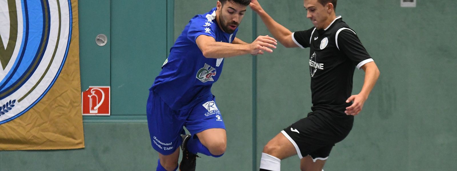 Carlos Soares (en bleu, à g.) et le Racing n'ont fait qu'une bouchée du FC Nordstad d'Alexandre Barreiro (en noir)