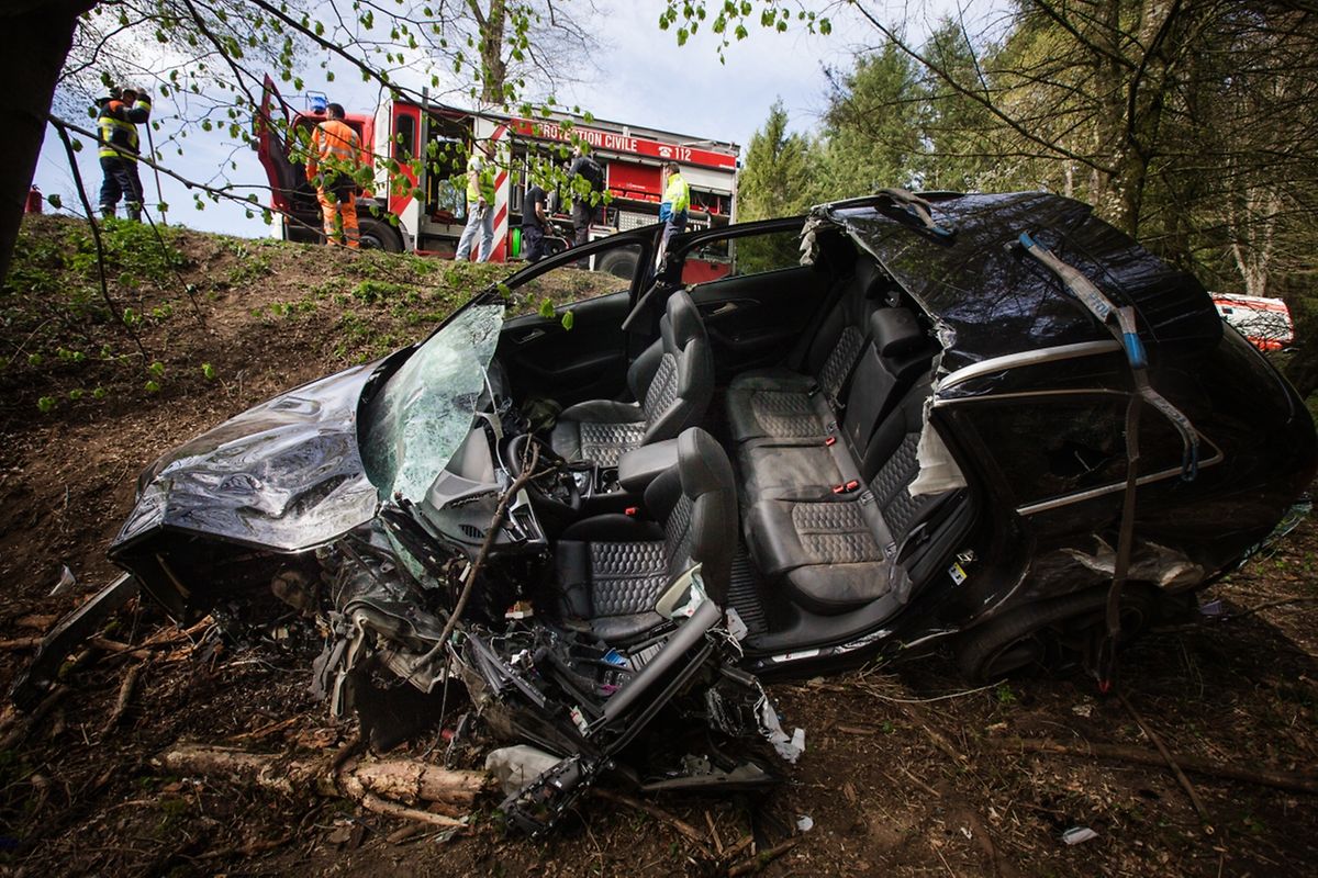 Eine Person wurde in ihrem Wagen eingeklemmt.